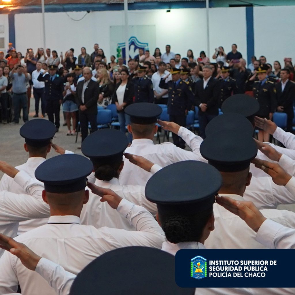Alumnos del 39° Curso de Formación para Agentes de Policía realizaron el solemne juramento a la Bandera.